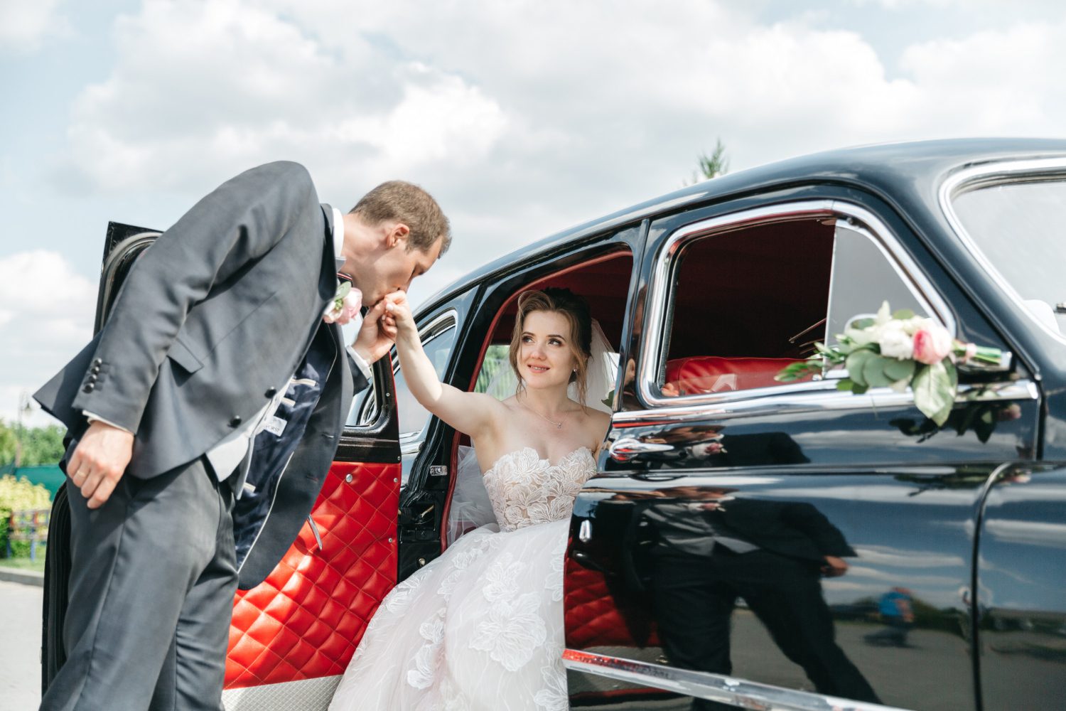 What Are the Best Wedding Cars for a Luxury Celebration?